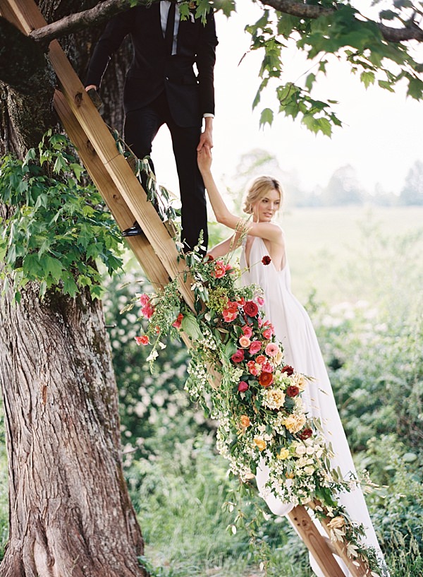 bride and groom in treehouse